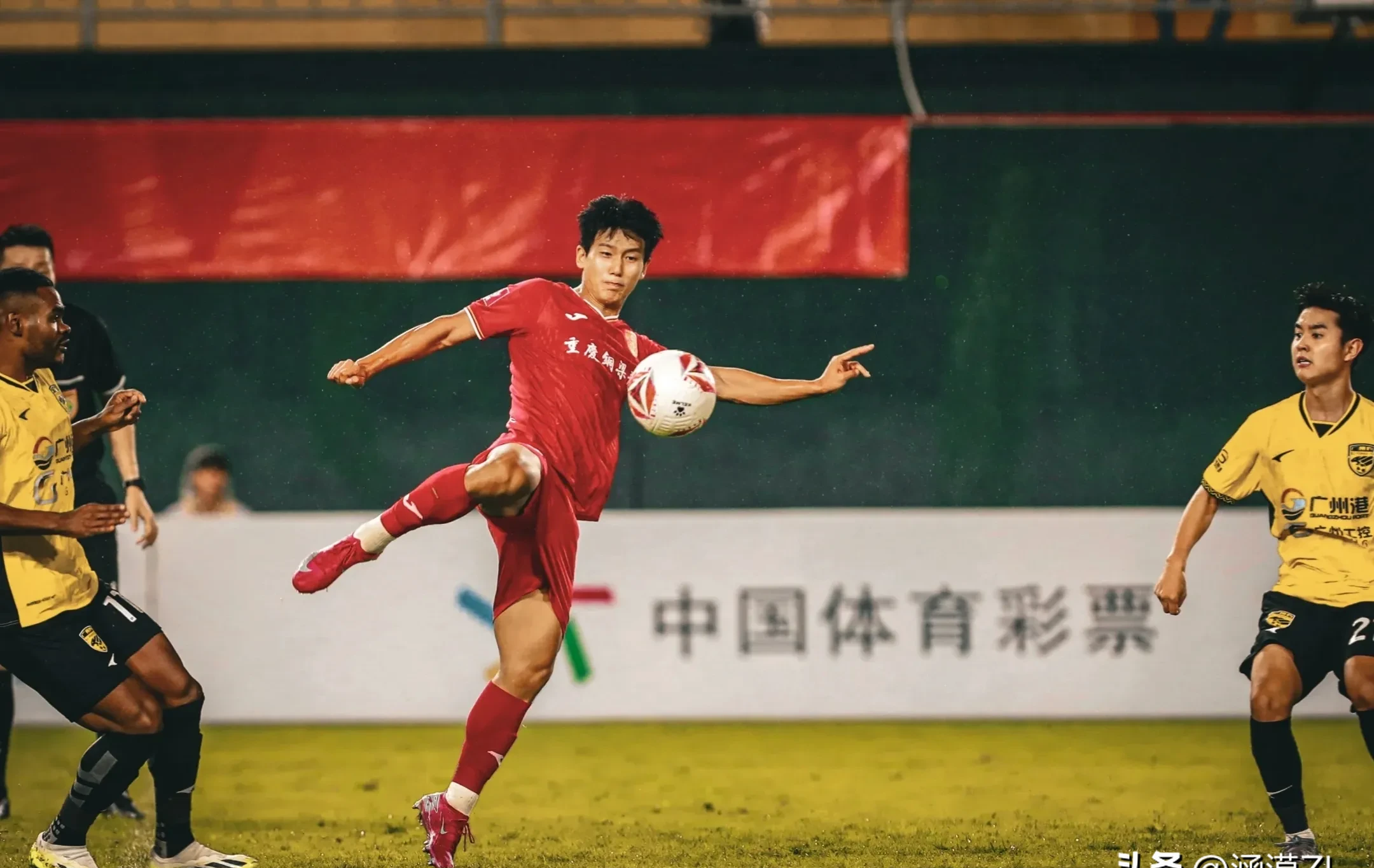 包含国足放弃9月集训，选帅条件曝光：身体健康、年富力强，团队年薪不超200万欧的词条