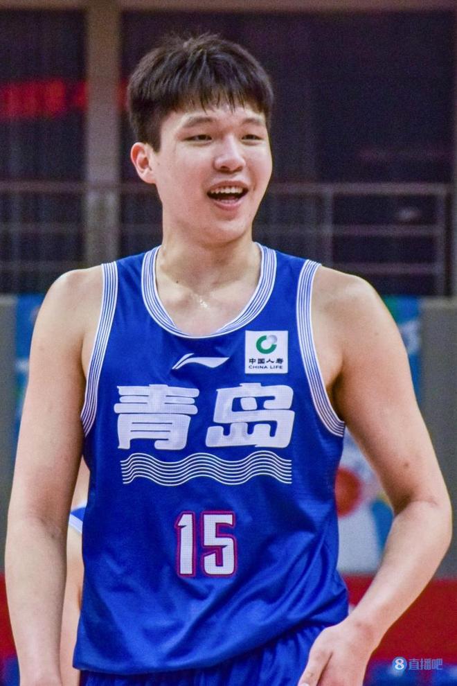 被选中前还在吃炸鸡！杨瀚森式幽默逗笑美女主持人的简单介绍
