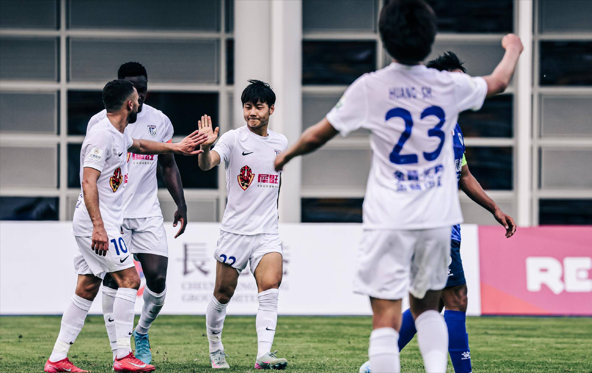 足协杯-阿齐兹传射戴维森建功西海岸2-0大连鲲城晋级8(足协杯决赛是几回合)